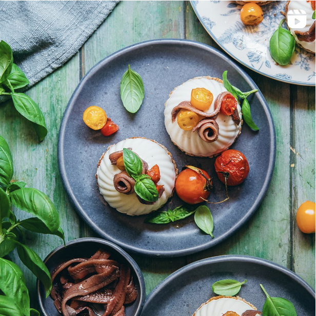 Panna cotta alla mozzarella con acciughe e pomodorini caramellati su crostino di pane